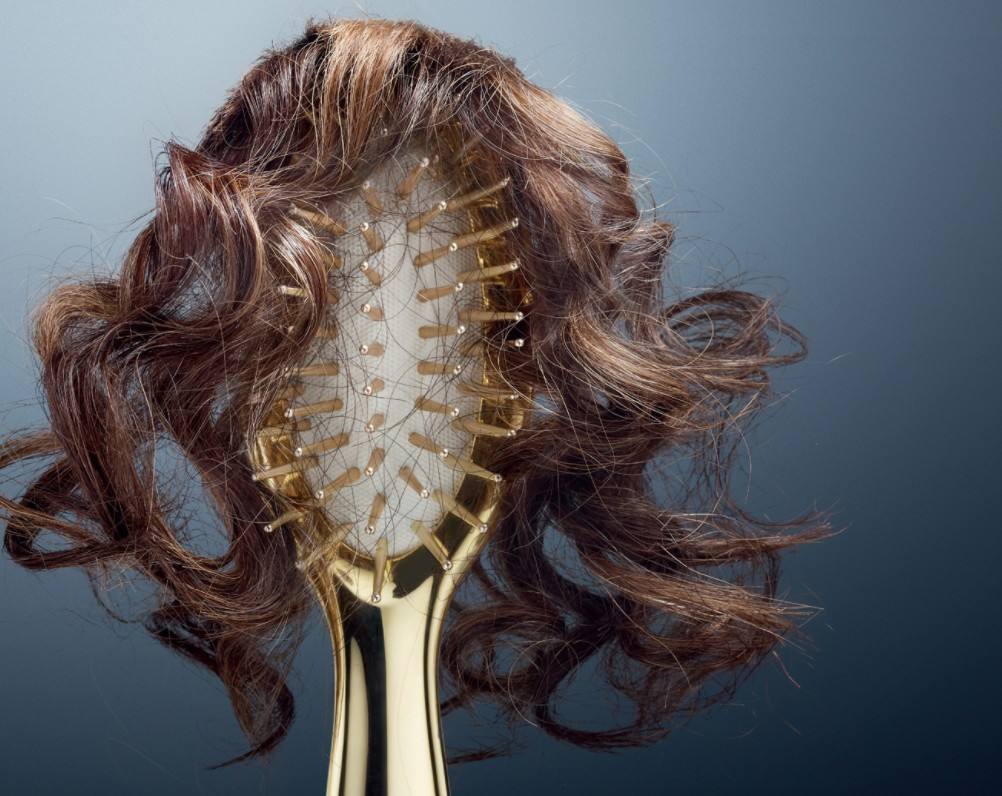 梦见手一抓头发掉一撮,梦见手一抓头发掉一撮一撮的连根拔起是什么意思