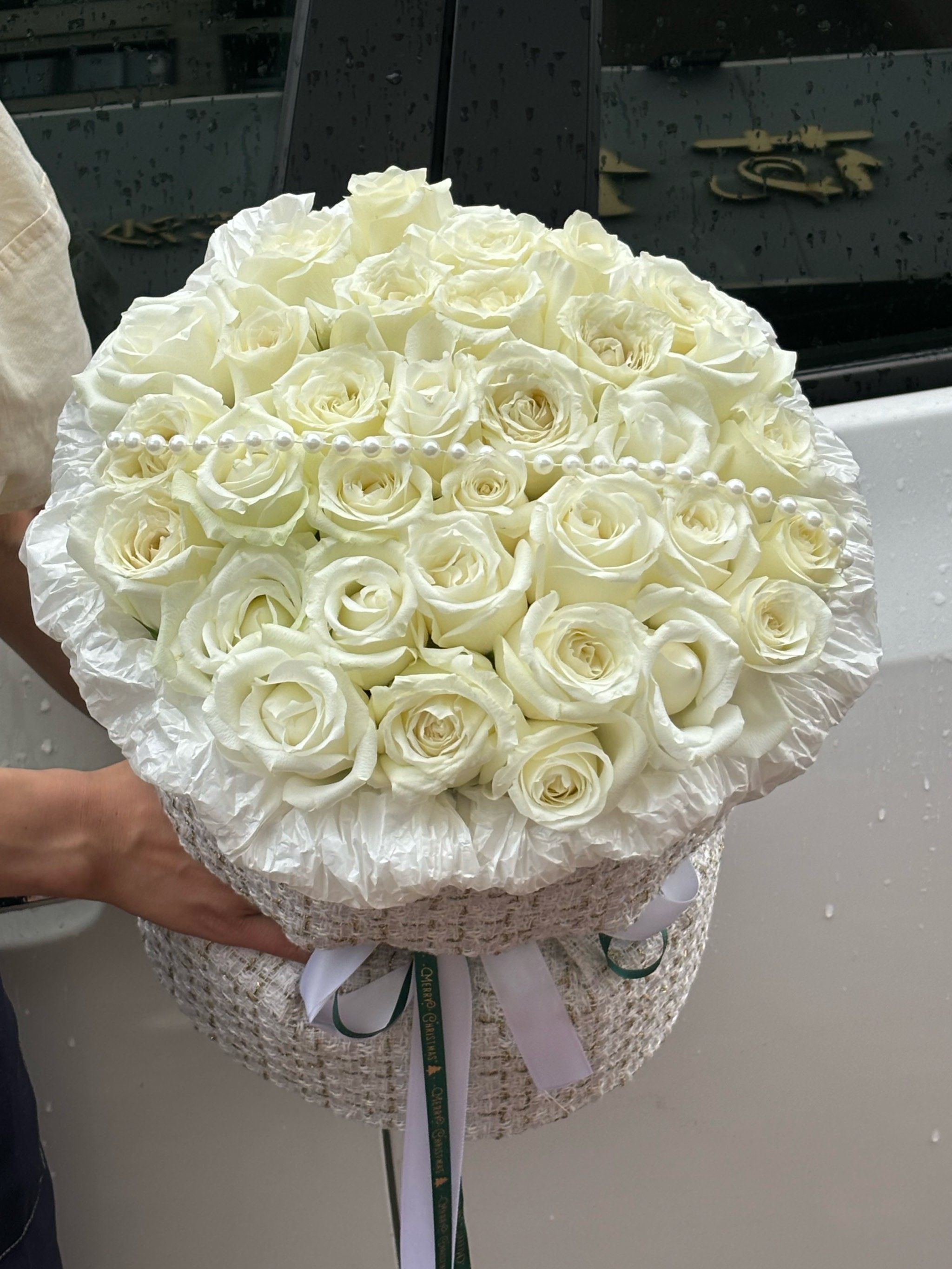 白玫瑰一般送什么人,男人送白玫瑰暗示了什么