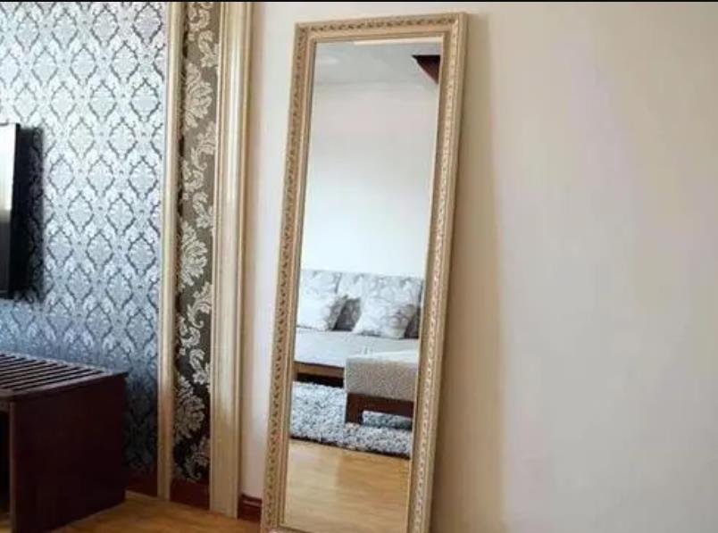 卧室镜子正确放位置,卧室镜子如何摆放位置科学还是迷信