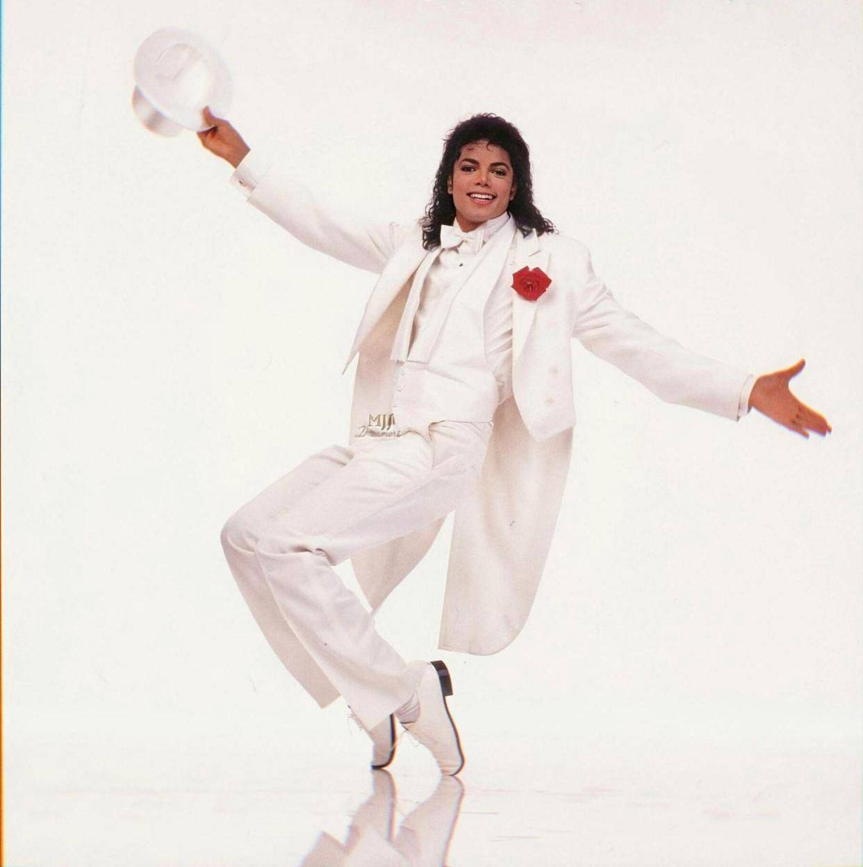 迈克尔杰克逊是黑人吗,迈克尔杰克逊是黑人还是白人的