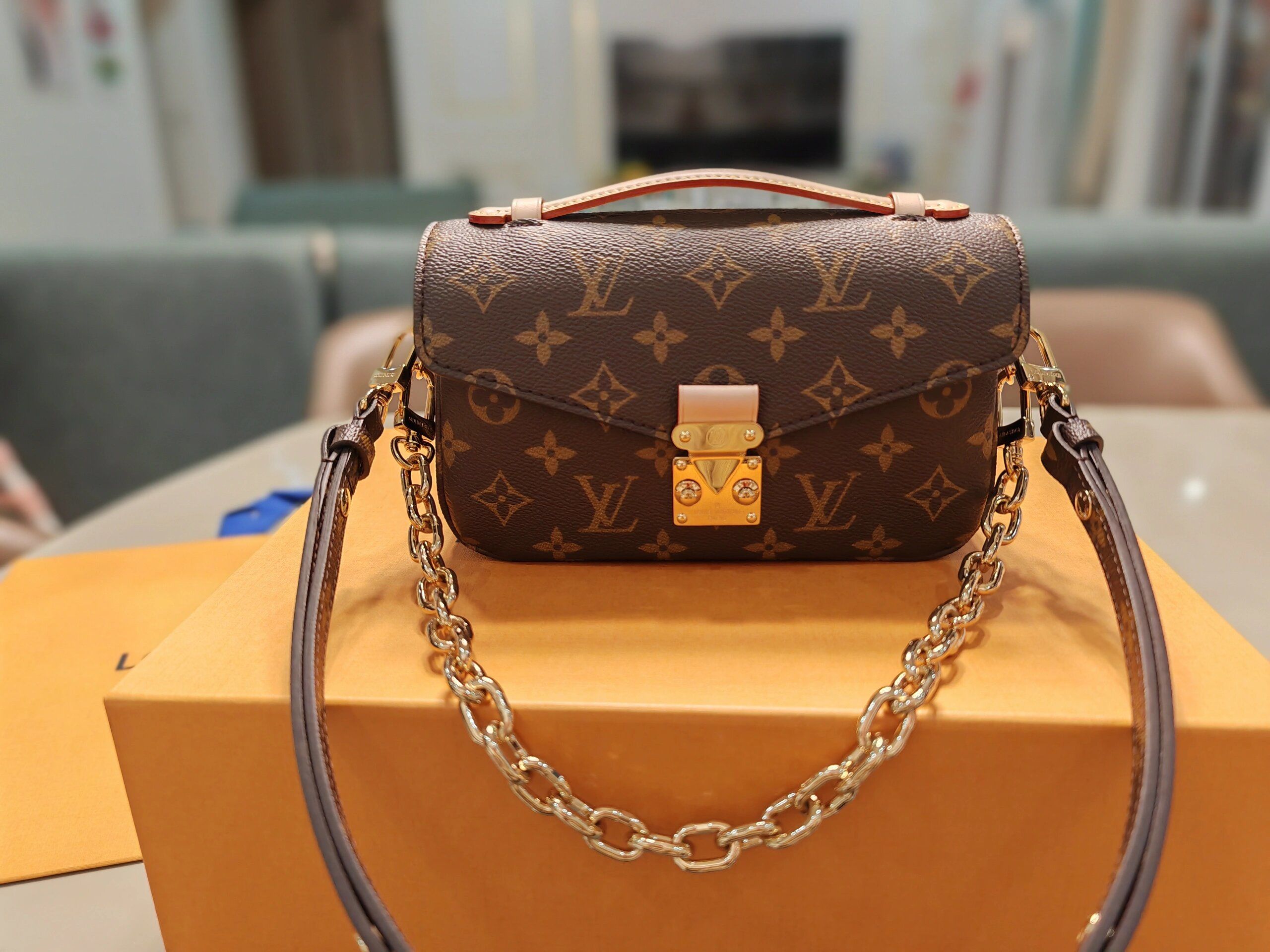 是什么牌子包包,两个c背对背是什么牌子包包