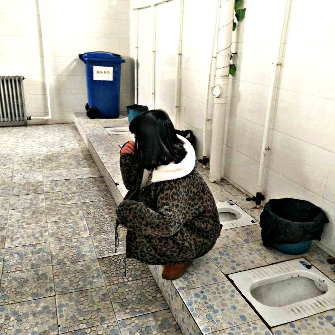 快手茅坑吃粑粑,