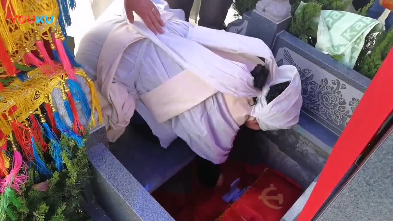 女人梦见别人的骨灰盒是怎么回事,女人梦见别人的骨灰罐子里有钱