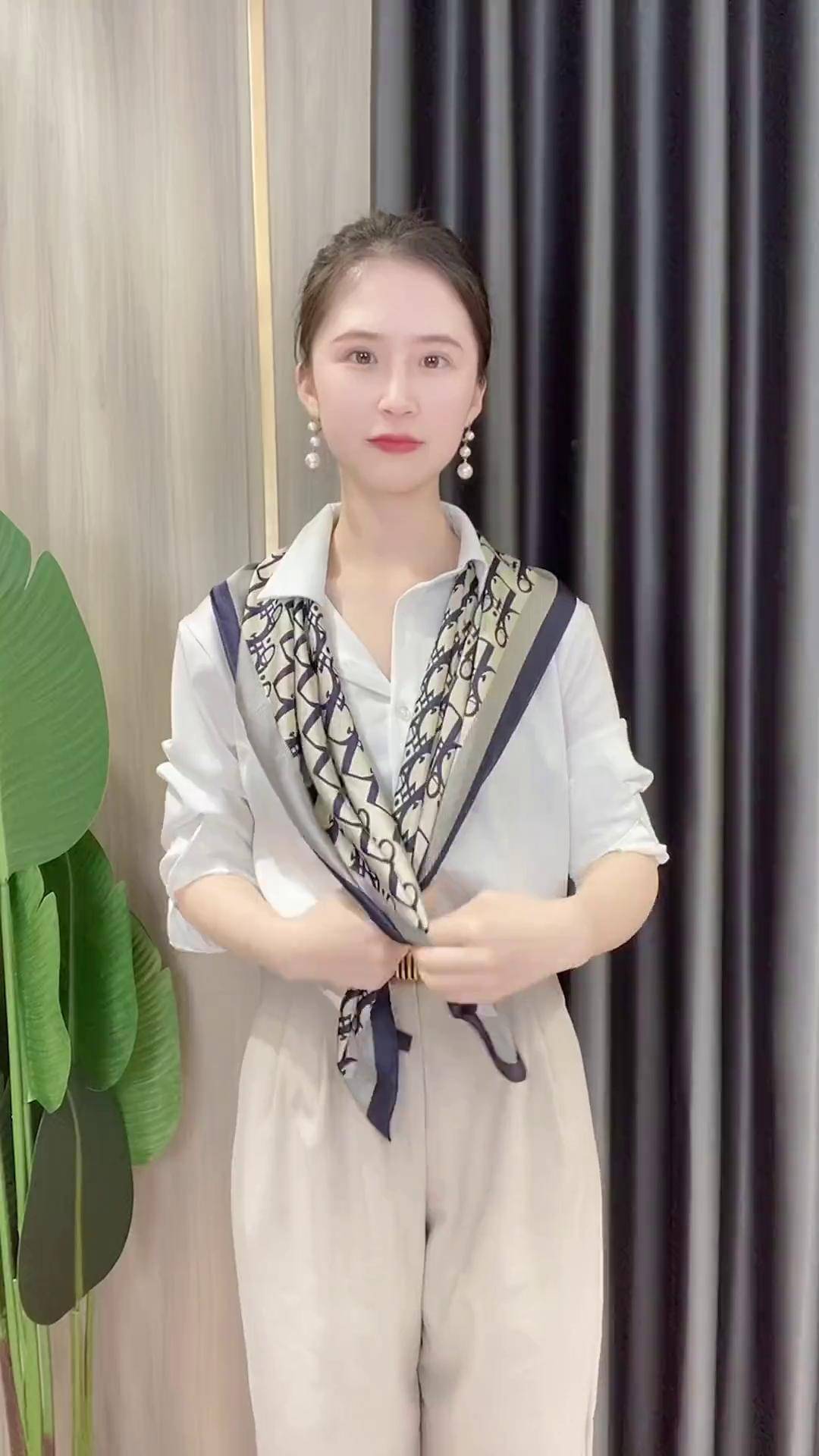 方巾的时尚打法,小方丝巾的20种系法图解慢动作