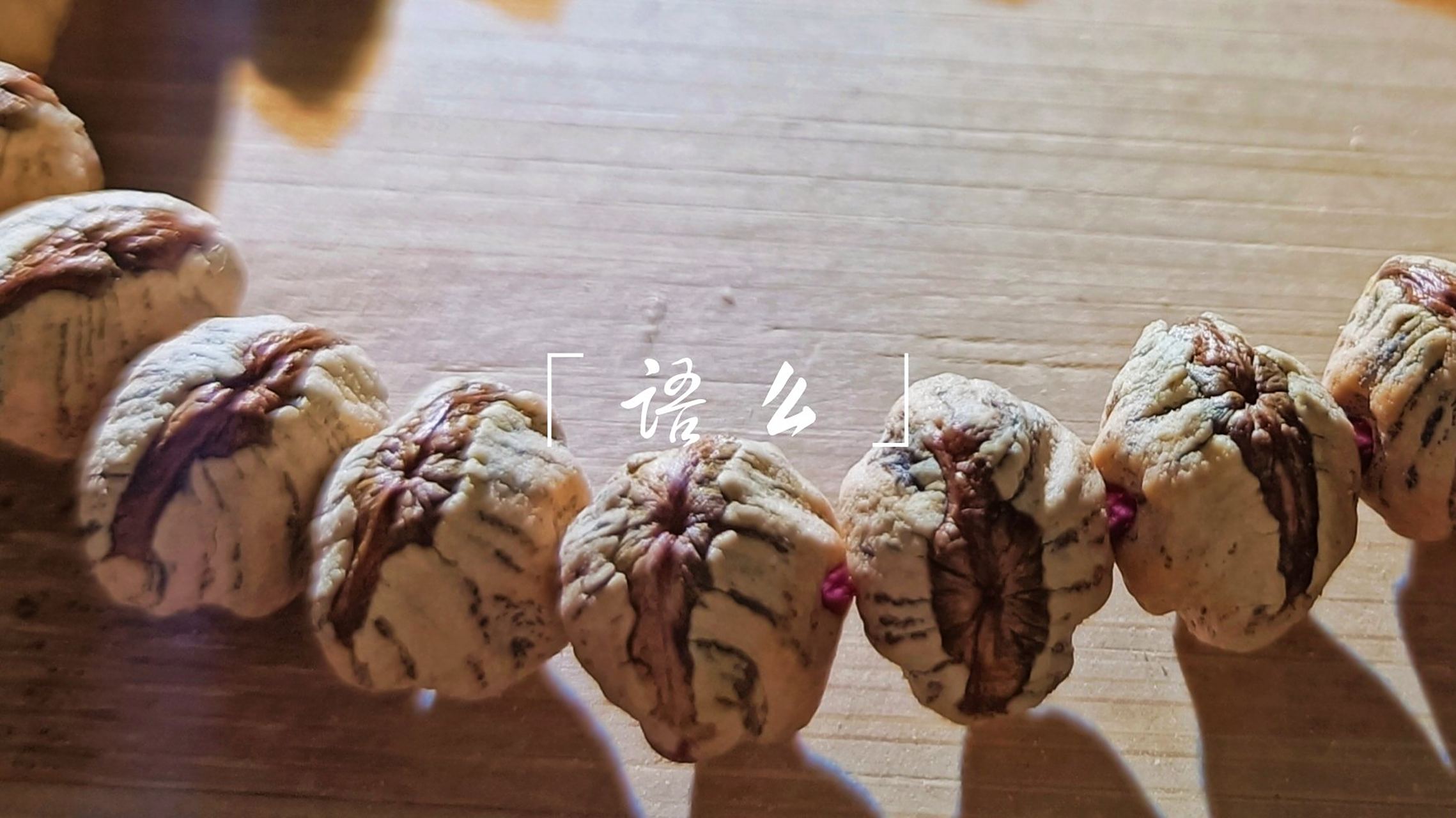 粉面含春威不露的出处,粉面含春威不露丹唇未启笑先闻的修辞