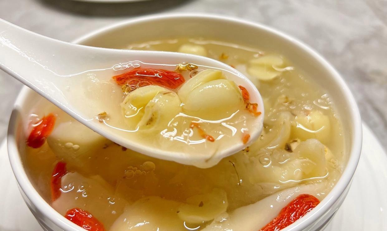 银耳百合汤的禁忌有哪些,银耳百合汤的做法和功效与作用窍门