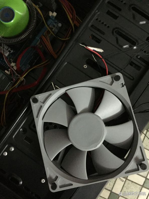 电脑启动不了,主机风扇转一下停一下,电脑主机启动不了风扇转两下就停一直重复