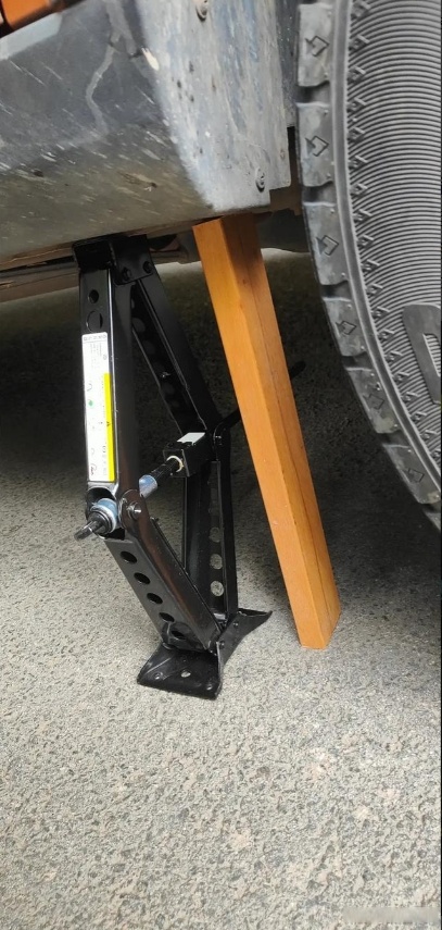 千斤顶怎么用,换车胎千斤顶怎么用