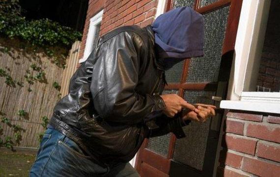 梦见别人偷东西,梦见别人偷东西被警察抓走了